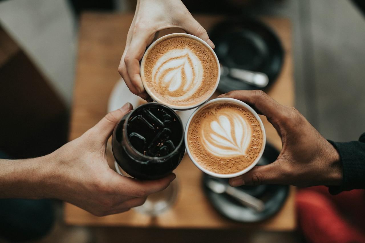 Kopi susu pendamping donat