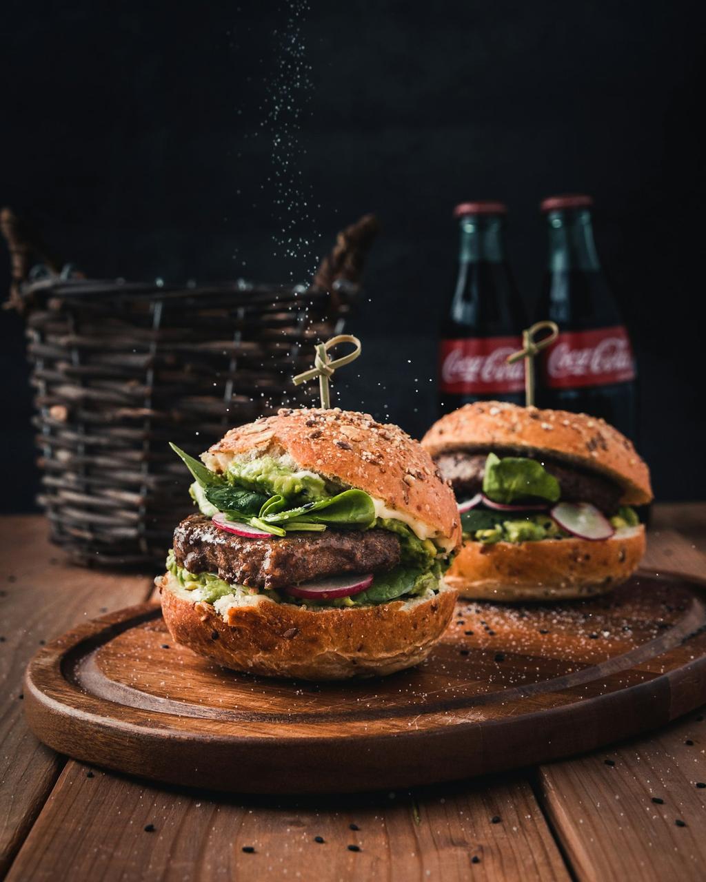 Dua burger Bara Burger dengan minuman