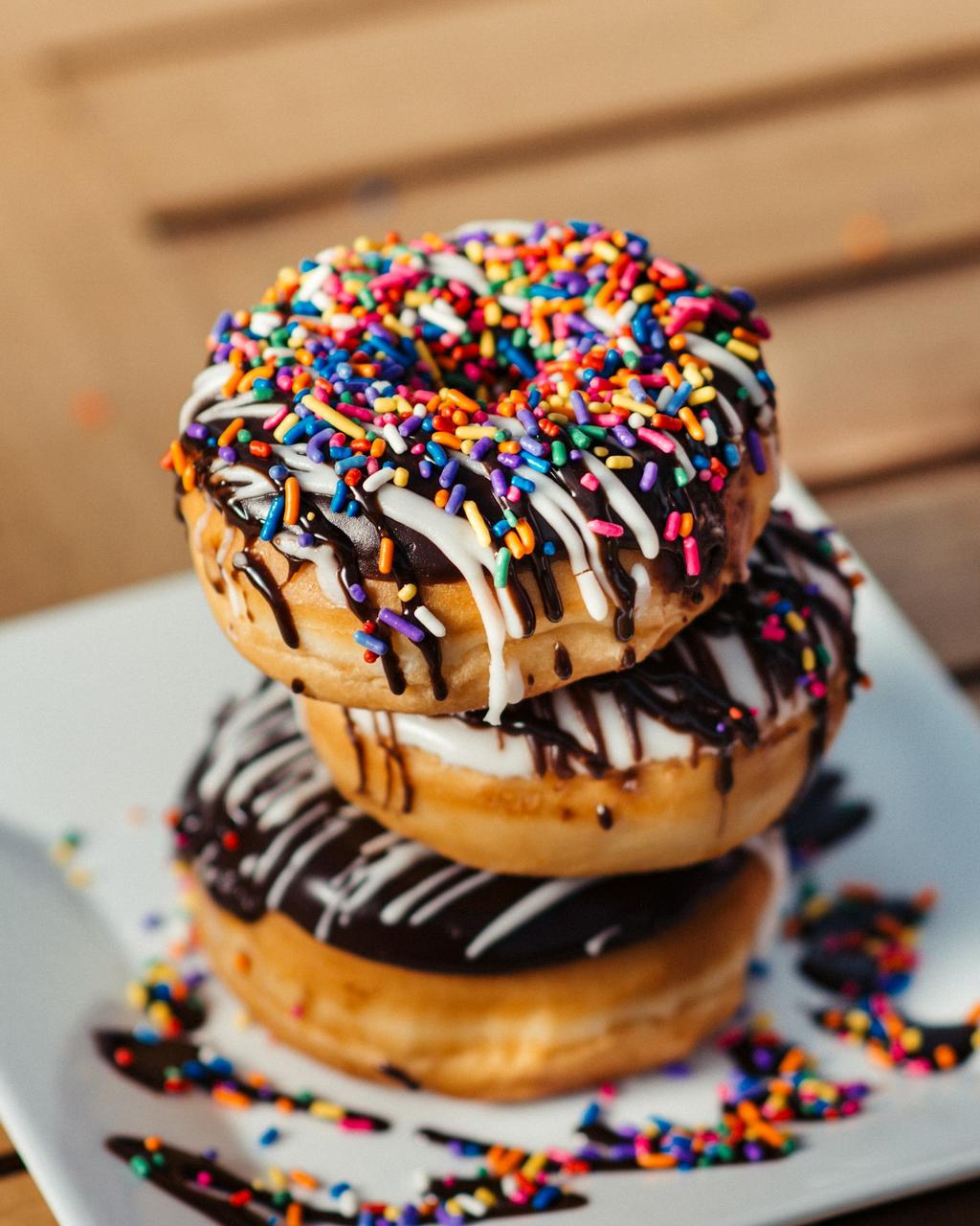 Donat dengan topping sprinkle