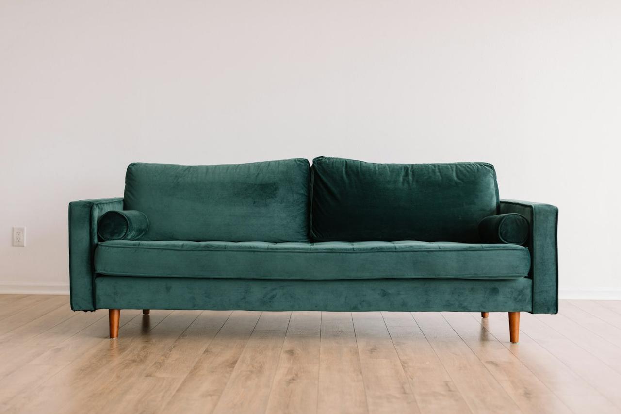 Sofa hijau hasil pengerjaan Kayu & Ruang